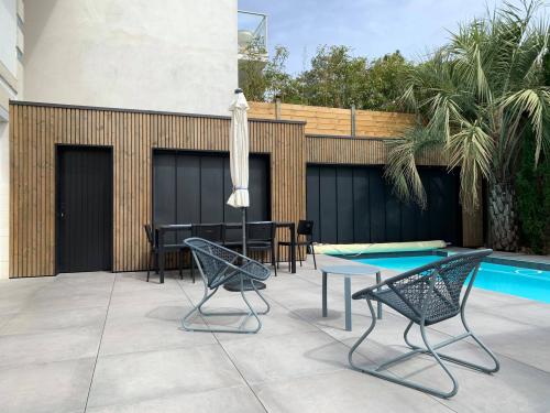 Réalisation d'un mur, ossature bois, finition bardage style claire-voie